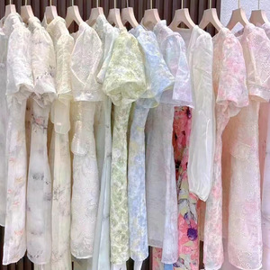Robe florale trapèze pour femme avec manches bouffantes et col en U, en mousseline légère aux couleurs pastel, confectionnée avec des détails cousus - Product Image 1