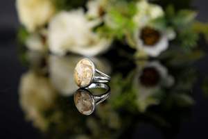 Bague unique en argent sterling 925 faite à la main avec pierre précieuse mookaite brecciate, pierre naturelle, sertie en bélière, bijou statement pour femmes - Product Image 4
