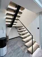 Escalier flottant sur mesure à poutre unique pour villa, avec balustrade en verre trempé