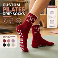 Chaussettes mi-mollet antidérapantes personnalisées à motif nœud et pois, rouge bordeaux, pour femmes, idéales pour le Pilates, le yoga, la gym et le fitness en intérieur