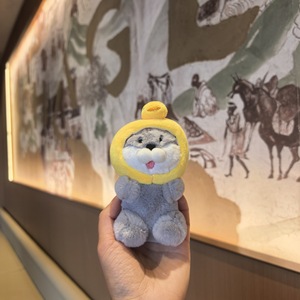 HECION Llavero de Peluche con Cabeza de Nutria Adorable, Juguete de Peluche de Nutria con Pez para Decoración de Bolsos - Product Image 3