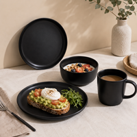 Service de table en céramique minimaliste noir mat : assiettes, bols à soupe et tasses à café en grès