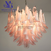 Lustre médiéval français, suspension en verre de Murano fait main à pétales superposés décalés, dégradé rose et blanc, pour salle à manger de villa