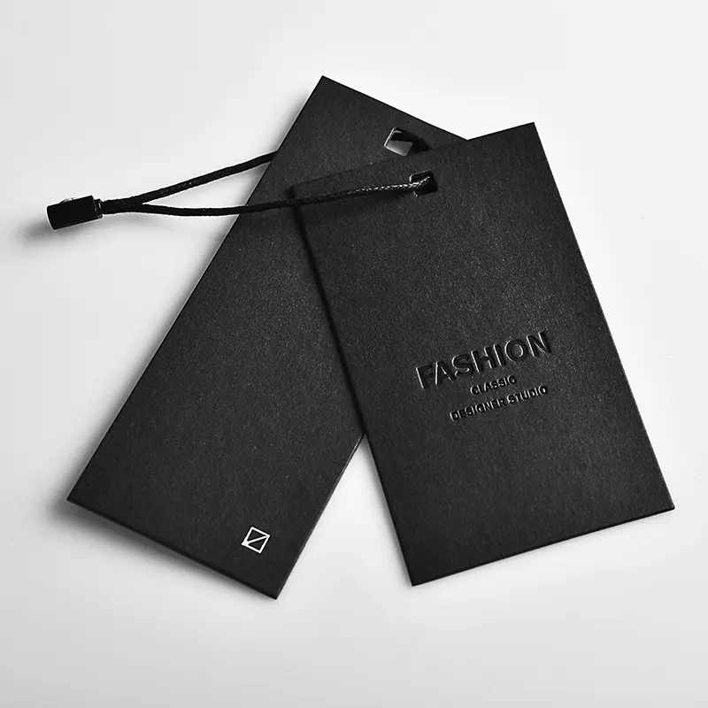 Aangepaste Luxe Zwarte Folie Hang Tags Debossed Logo Bedrukte Papieren Labels Voor Schoenen En Tassen Aanpasbaar Met String
