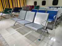 Chaise à perfusion 3 places en acier inoxydable au design moderne de haute qualité personnalisée garantie de 5 ans pour l'école, la clinique et l'hôpital dentaire