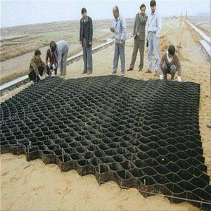 แผ่นตาข่ายกันดินแบบรังผึ้ง HDPE สำหรับปูพื้นถนน ป้องกันการลาดเอียง ลานจอดรถ ทางรถวิ่ง กำแพงกันดิน - Product Image 6