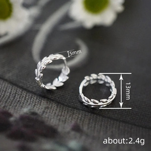 Orecchini a Foglia per Donne, Design Minimalista Ispirato alla Natura, Gioielli Versatili per Ufficio e Uso Quotidiano - Product Image 4