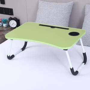 Table de chevet en bois vert clair avec design à bord ondulé, <span class=keywords><strong>plateau</strong></span> <span class=keywords><strong>mobile</strong></span> pour ordinateur portable avec emplacement pour appareil et porte-gobelet pour <span class=keywords><strong>lit</strong></span> - Product Image 1