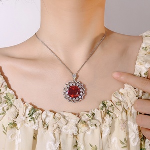 Collar de Flores con Colgante Floral Retro de Circonita Cúbica Roja y Cobre Ecológico de Alta Calidad para Uso Diario y Bodas - Product Image 6