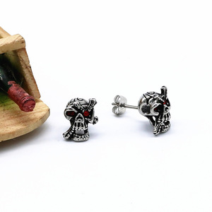 Yunnique Boucles d'oreilles tête de crâne en acier inoxydable 316 avec incrustation rouge, style punk, bijoux tendance pour hommes et femmes - Product Image 4