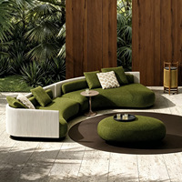 Ensemble de mobilier de terrasse moderne et minimaliste en rotin pour villa, jardin, cour, hôtel, gîte, avec canapé, table basse incurvée et chaises en métal