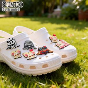 BLUMTOO Co-Brand Adorables Breloques <span class=keywords><strong>de</strong></span> Chaussures en PVC Rose et <span class=keywords><strong>Noir</strong></span>, Accessoires <span class=keywords><strong>de</strong></span> Sabots Kawaii, Tendance pour Enfants et Adultes - Product Image 1