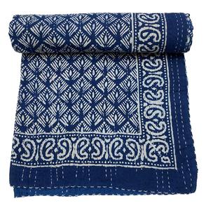 Cubrecama Kantha con Estampado Floral de Hojas Azules, Tamaño Doble 90x108 Pulgadas, Colcha de Algodón Hecha a Mano y Cubrecama Indio - Product Image 1