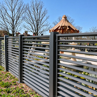 Clôture de balcon extérieure moderne et durable en alliage d'aluminium blanc, panneaux sculptés, barreaux, résistante à la rouille, avec éclairage solaire CE
