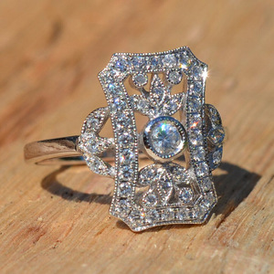 Anello in Metallo Traforato di Lusso per Donne, Elegante Gioiello da Dito alla Moda - Product Image 1