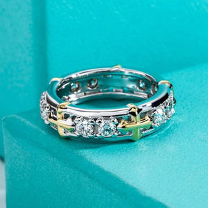 Anello Bicolore Stile Street per Donne, Gioiello da Dito Scintillante e Alla Moda - Product Image 6