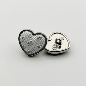 Botones de aleación en forma de corazón con decoración de perlas y diamantes de imitación, estilo vintage, botón con vástago para suéteres y prendas de punto para mujer - Product Image 4