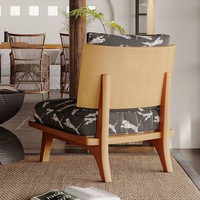 Fauteuil lounge sans accoudoirs en bois massif style Shaker, motif léopard animalier, assise rembourrée, structure en bois artisanal pour appartement studio