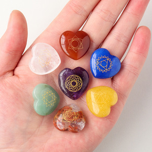 Piatto a Forma di Cuore Lucidato con Incisione di Simboli Reiki, <span class=keywords><strong>Set</strong></span> di 7 Pietre <span class=keywords><strong>Chakra</strong></span> per Yoga ed Energia, Cristalli Curativi con Simboli <span class=keywords><strong>Chakra</strong></span> Incisi - Product Image 4