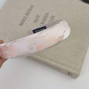 عصابة رأس إسفنجية ساتان مطرز على الطراز الصيني الجديد للنساء ربطة شعر من القماش المطبوع حديثًا - Product Image 5