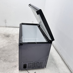 Congelatore a pozzetto da 260L con design compatto per esposizione di prodotti surgelati in piccoli negozi e boutique - Product Image 4