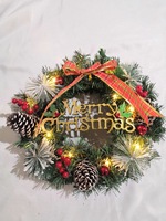 Karangan Bunga Natal PVC Artifisial Grosir dengan Hiasan Buah Pinus, Buah Berry Merah, Pita, dan Ujung Bersalju untuk Dekorasi Pintu Natal
