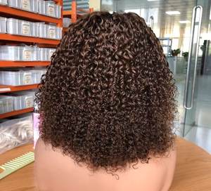 Nueva Peluca Rizada en Espiral Marrón con Mechas Rubias, con Encaje Frontal y Parte Libre, con Gorro de Peluca - Product Image 1