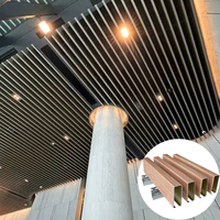 Panneau de plafond en aluminium en forme de U, carrelage de plafond en aluminium à grain de bois pour la décoration des murs et plafonds intérieurs