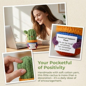 Cactus miniature au crochet pour décoration de bureau et cadeau de fêtes : une peluche végétale au crochet réconfortante avec une carte inspirante - Product Image 4