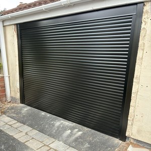 <span class=keywords><strong>Porte</strong></span> <span class=keywords><strong>de</strong></span> <span class=keywords><strong>garage</strong></span> automatique en aluminium noir mat sur mesure, <span class=keywords><strong>porte</strong></span> <span class=keywords><strong>de</strong></span> sécurité isolée pour villa, volet roulant - Product Image 5