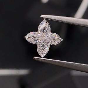 Diamante Cultivado en Laboratorio con Forma de Trébol de Cuatro Hojas para Joyería Personalizada, Corte Blanco, Claridad DE, Calidad VS Certificada - Product Image 1