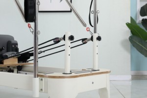 Reformer Pilates multifonctionnel avec tour, doté d'une barre de pieds robuste et d'un système de tour stable, idéal pour les studios de Pilates de prestige - Product Image 5