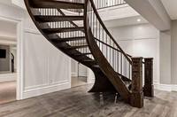 Escalier intérieur moderne en acier inoxydable courbé avec garde-corps en fer forgé, lustre mobile pour hall d'entrée, villa et appartement
