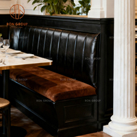 Ensemble de mobilier de café en cuir marron, banquette en forme de L avec table à manger carrée en bois pour café et restaurant
