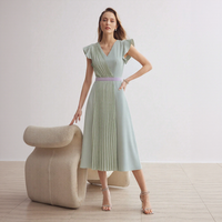Robe midi plissée vert clair en tissu peigné respirant à col en V et manches volantées pour femme, usage quotidien, OEM ODM, vente en gros personnalisée