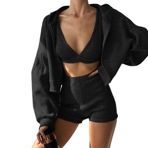 Ensemble 3 pièces écologique pour femme : Cardigan zippé à capuche, brassière courte et short côtelé en polyester/spandex – Vente en gros - Product Image 2