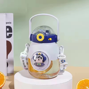 Bouteille d'eau portable pour enfants, grande capacité 900 ml, écologique, mignonne, avec sangle, logo personnalisé, vente en gros - Product Image 5
