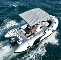 Bateau pneumatique rigide de pêche de 3,9 mètres (13 pieds) de couleur blanche avec console centrale et T-top