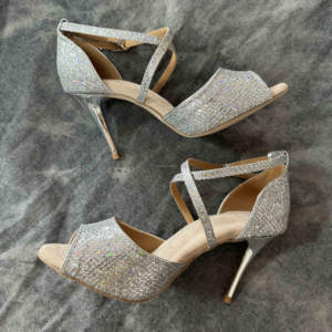 Chaussures <span class=keywords><strong>de</strong></span> <span class=keywords><strong>danse</strong></span> Tango professionnelles 8.5 <span class=keywords><strong>cm</strong></span> talons électrolytiques semelles en peau <span class=keywords><strong>de</strong></span> vache dure conception <span class=keywords><strong>de</strong></span> paillettes argentées Style argentin - Product Image 3