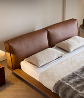 Lit double inclinable en cuir et bois massif de style rétro moderne à pieds hauts pour chambre à coucher