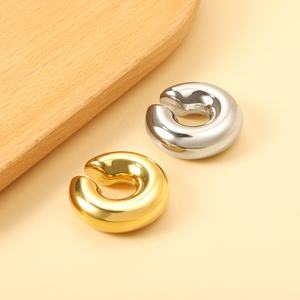 Joyería de Moda al por Mayor, Aros Minimalistas en Forma de C de Acero Inoxidable con Baño de Oro de 18k para Mujer - Product Image 4