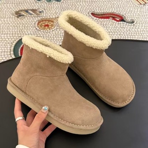 Botas de nieve con flecos de piel de oveja y bordado MIU para mujer - botas cortas de invierno con suela plana y forro de algodón. - Product Image 4