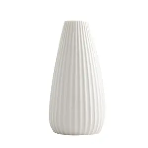 Vase en céramique blanche en biscuit simple contemporain fait à la main avec rayure pour l'herbe de la pampa et la décoration de mariage d'hôtel de salon