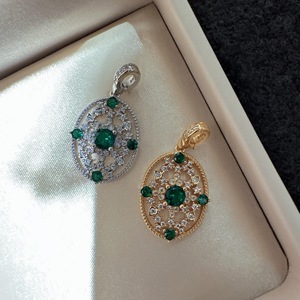 Colgante de Plata de Ley S925 con Microincrustaciones de Circonita Verde, Estilo Medieval Francés, Tallado Hueco, Geométrico Ovalado, Colgantes de Moda - Product Image 5