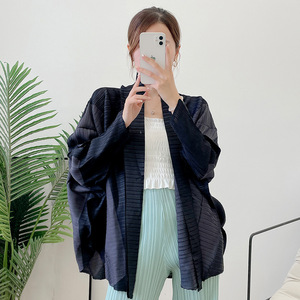 แจ็คเก็ตบอมเบอร์ทรงลำลอง รุ่นใหม่ประจำปี 2026 สำหรับฤดูใบไม้ร่วง ดีไซน์หรูหรา จับจีบเก๋ไก๋ สีกรมท่า เนื้อผ้ามีเท็กซ์เจอร์ แขนเสื้อทรงไม่สมมาตร  ผลิตจากโพลีเอสเตอร์ 100% - Product Image 1