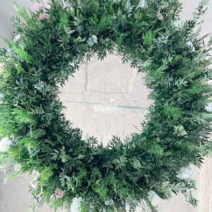 ترتيب زهور اصطناعية وأوراق خضراء معلقة دائرية لتزيين السقف في حفلات الزفاف - Product Image 5