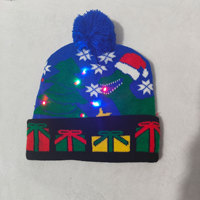 Berretto Natalizio Lavorato a Maglia con Pompon e Luci LED, Cappello Invernale con Motivi Jacquard di Babbo Natale, Pupazzo di Neve e Renna, Personalizzabile con Logo, Vendita all'Ingrosso
