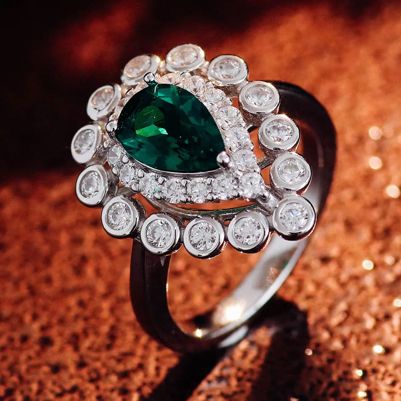 Anillo de oro macizo de 18 quilates con piedra labio