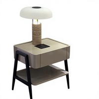 Table de chevet convertible en bois peinte à deux niveaux avec tiroir, étagère ouverte, pieds coniques noirs, chargeur sans fil intégré, style minimaliste pour chambre à coucher