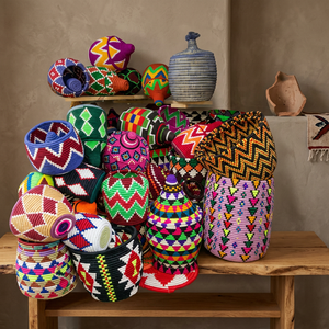 Panier artisanal en bambou tressé fait main, écologique, avec doublure en paille, motifs géométriques colorés, art populaire, matériaux naturels pour la maison - Product Image 3